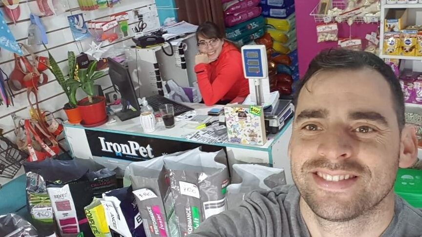 Interior de Huellas MDQ en Mar del Plata Argentina Primera tienda de mascotas de la familia 