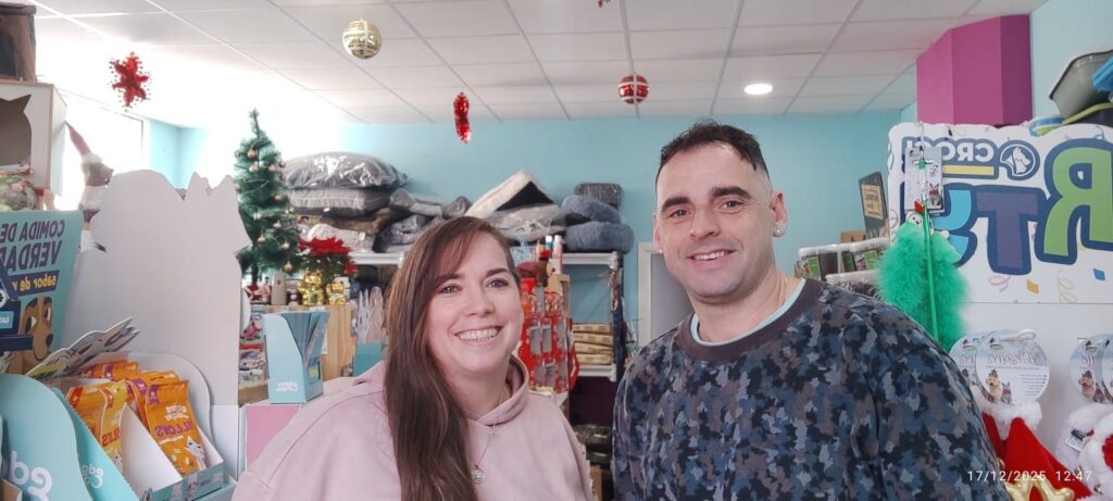 Vanina y Sebastián en la tienda Huellas Sant Sadurní, tienda de mascotas y peluquería canina en Sant Sadurní d’Anoia