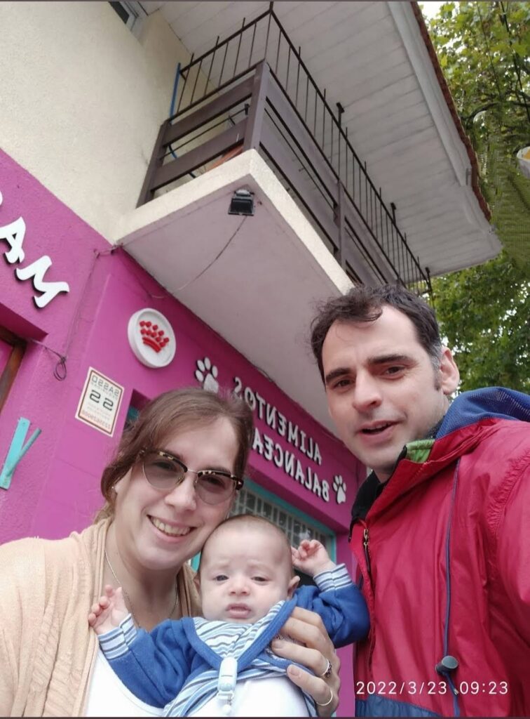 Fundadores de Huellas Sant Sadurní Sebastián y Vanina en familia en su tienda de mascotas HUELLAS MDQ 
en Mar del plata Argentina 
